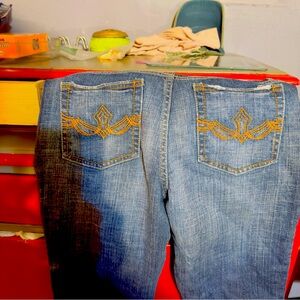 Boot cut size 28 low rise Only worn 3 time.made my butt look funny 😁 🫢